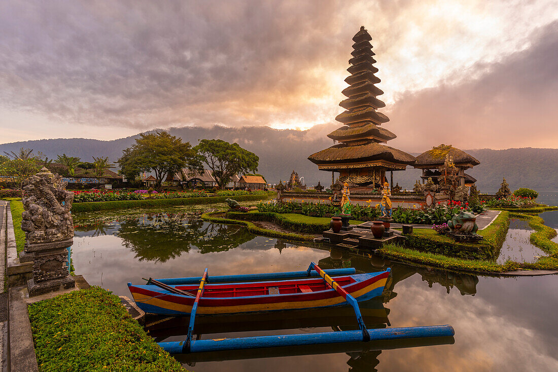 Blick auf den Ulun Danu Beratan-Tempel am Bratan-See bei Sonnenaufgang, Bali, Indonesien, Südostasien, Asien