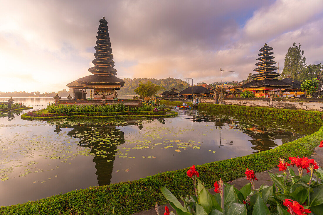 Blick auf den Ulun Danu Beratan-Tempel am Bratan-See bei Sonnenaufgang, Bali, Indonesien, Südostasien, Asien