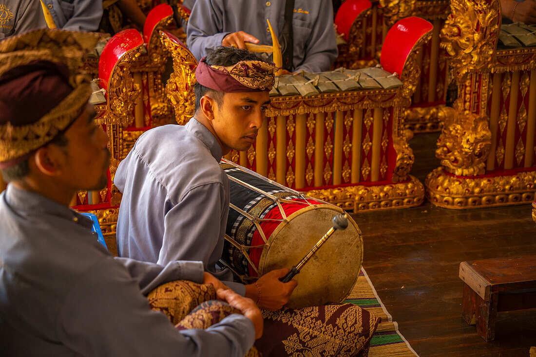 Einheimische spielen Gamelan Saron Gangsa, traditionelle Musikinstrumente, Ulun Danu Beratan-Tempel am Bratan-See, Bali, Indonesien, Südostasien, Asien