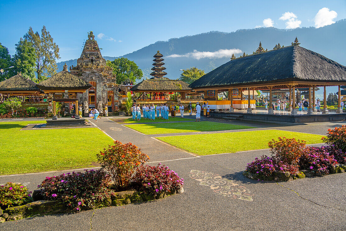 Blick auf den Ulun Danu Beratan-Tempel am Bratan-See, Bali, Indonesien, Südostasien, Asien