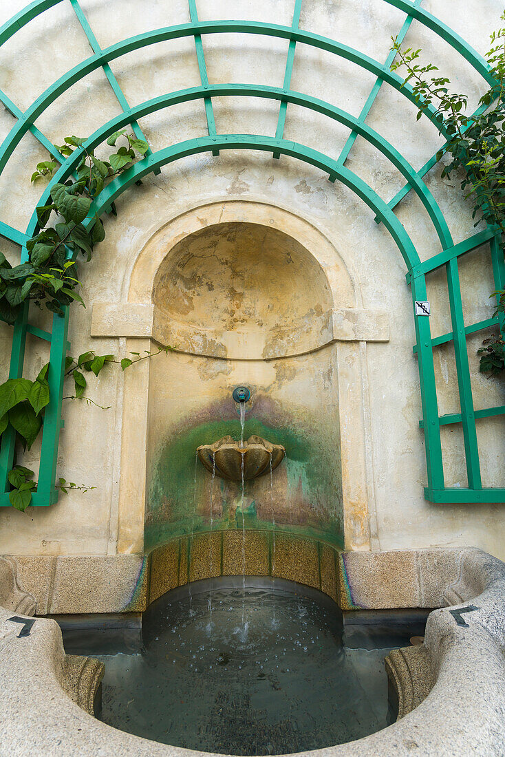 Kleiner Springbrunnen auf dem Gelände der Burg und des Schlosses Cesky Krumlov, Cesky Krumlov, Südböhmische Region, Tschechische Republik (Tschechien), Europa