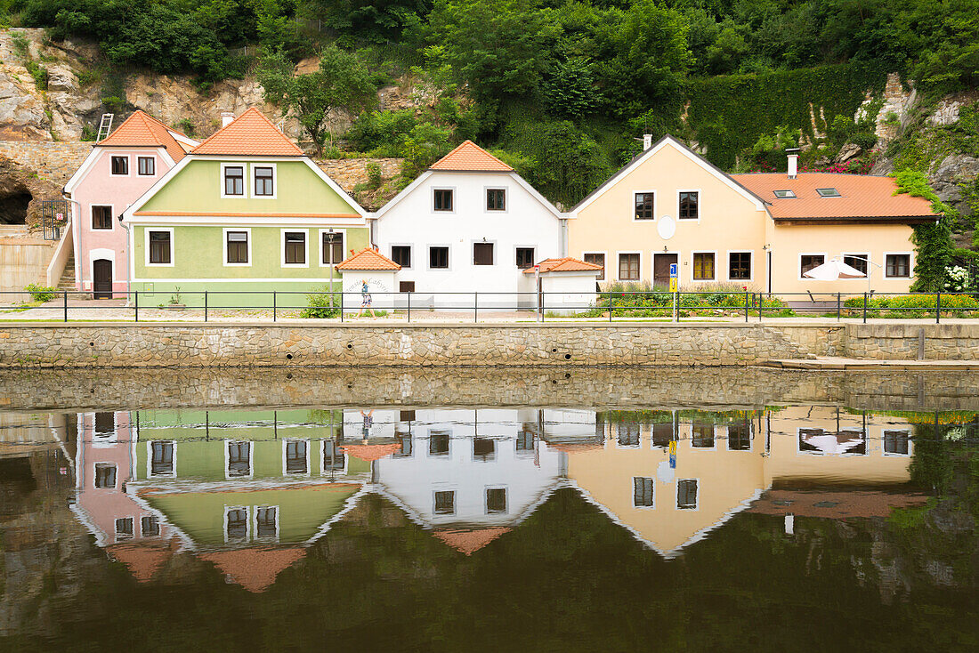 Außenansicht von Häusern an der Moldau in Cesky Krumlov, Tschechische Republik (Tschechien), Europa