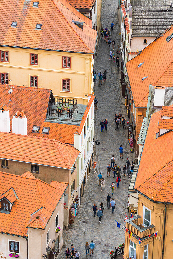Blick von oben auf eine Straße mit Touristen zwischen Häusern im historischen Zentrum von Cesky Krumlov, UNESCO-Welterbe, Cesky Krumlov, Tschechische Republik (Tschechien), Europa
