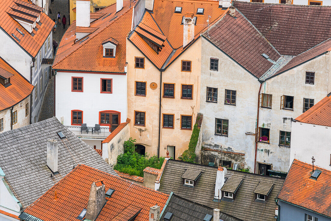 Blick von oben auf Häuser im historischen Zentrum von Cesky Krumlov, UNESCO-Welterbe, Cesky Krumlov, Tschechische Republik (Tschechien), Europa