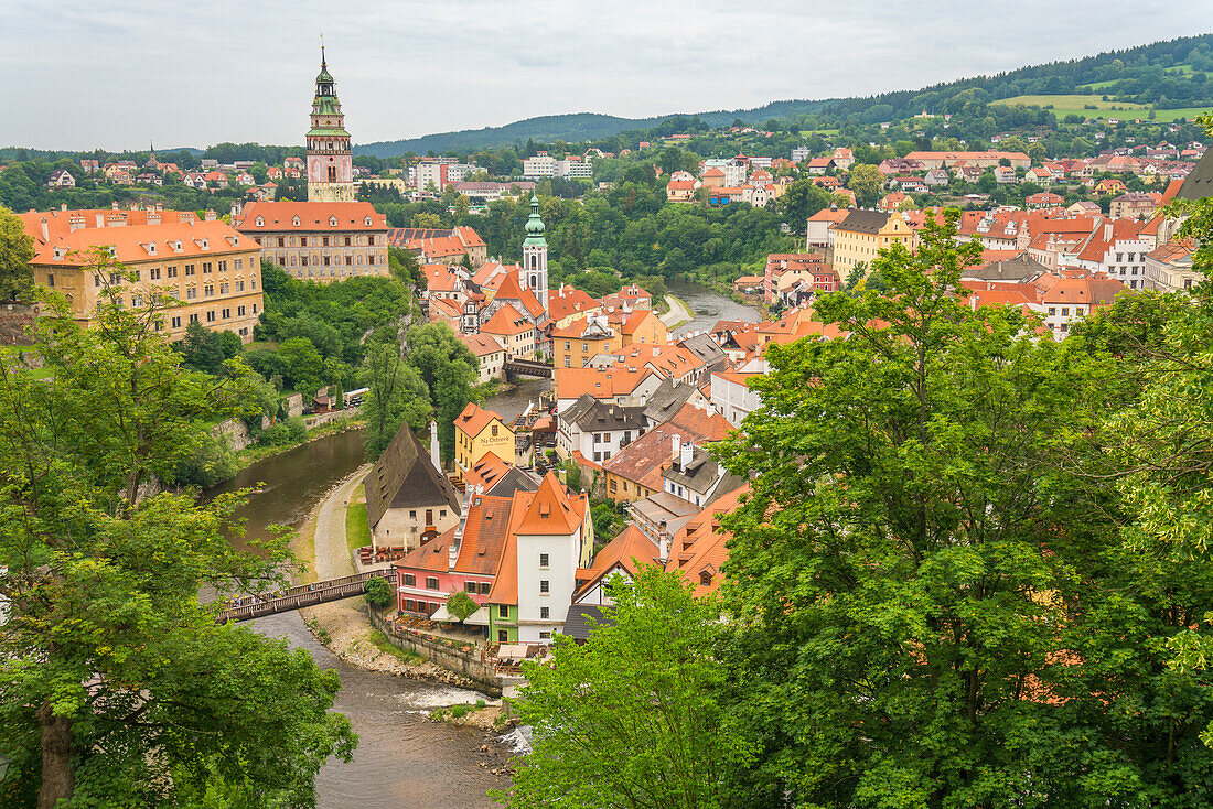 Die Moldau bei der Staatsburg und dem Schloss Cesky Krumlov in der Stadt, UNESCO-Welterbe, Cesky Krumlov, Südböhmische Region, Tschechische Republik (Tschechien), Europa