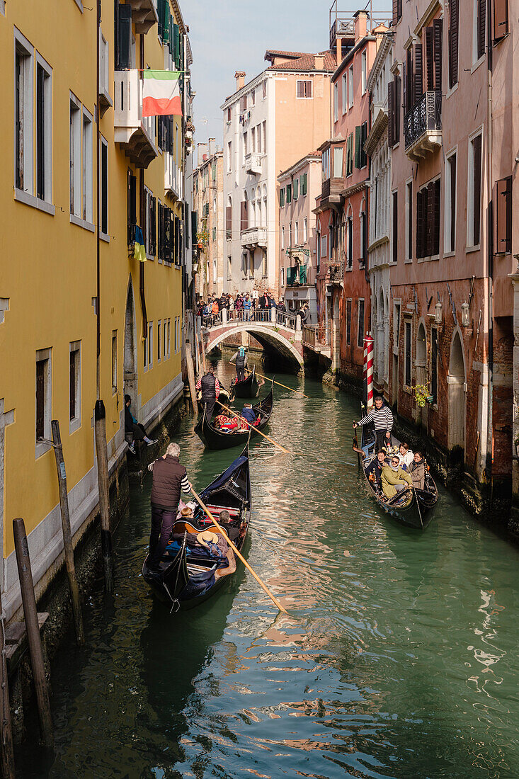 Gondeln mit Touristen auf dem Kanal, Venedig, UNESCO-Welterbe, Venetien, Italien, Europa