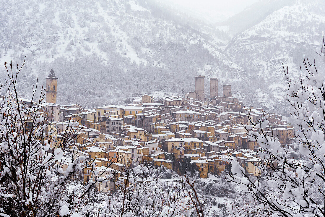 Blick auf das Dorf und die Burg von Pacentro bei starkem Schneefall, Maiella-Nationalpark, Provinz L'Aquila, Abruzzen, Italien, Europa