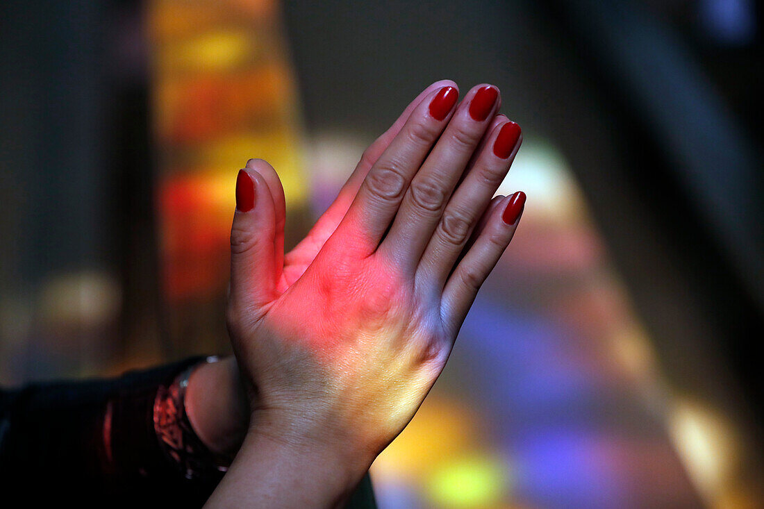 Nahaufnahme der Hände einer betenden Frau in einer Kirche, Turckheim, Frankreich, Europa