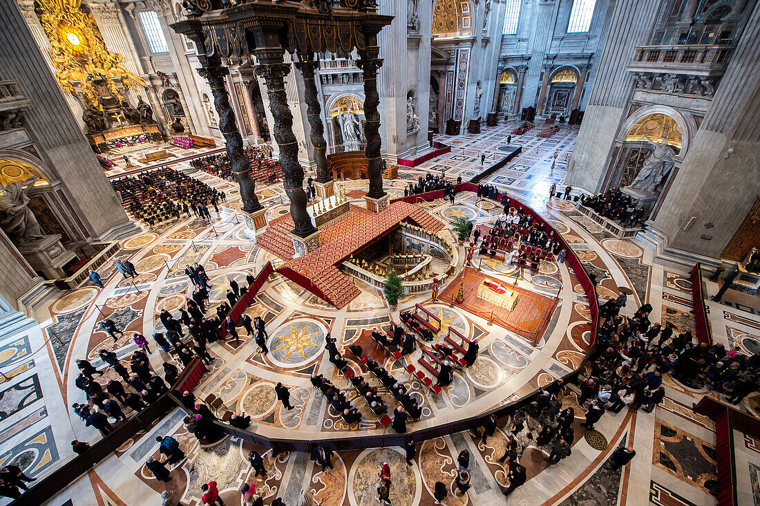 Der Leichnam des emeritierten Papstes Benedikt XVI. liegt in der Petersbasilika im Vatikan, 3. Januar 2023, Vatikan, Rom, Latium, Italien, Europa