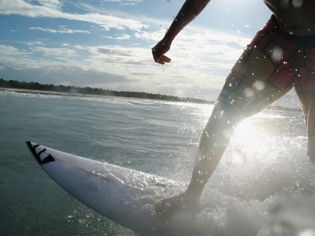 Bein des Surfers auf dem Brett, unscharfe Bewegung