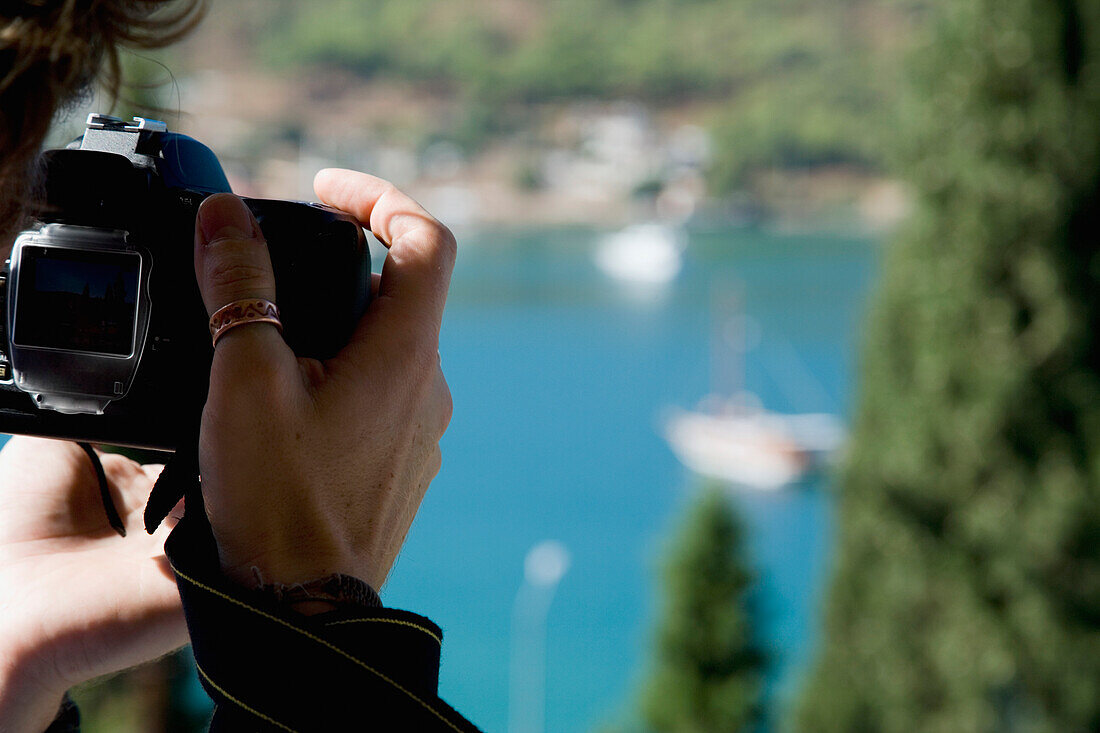 Person, die Boote im Hafen fotografiert