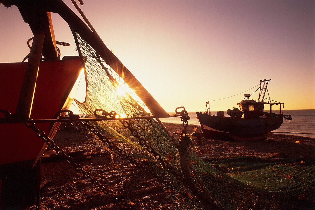 Fischerboote und Netze auf der Stade in der Morgendämmerung