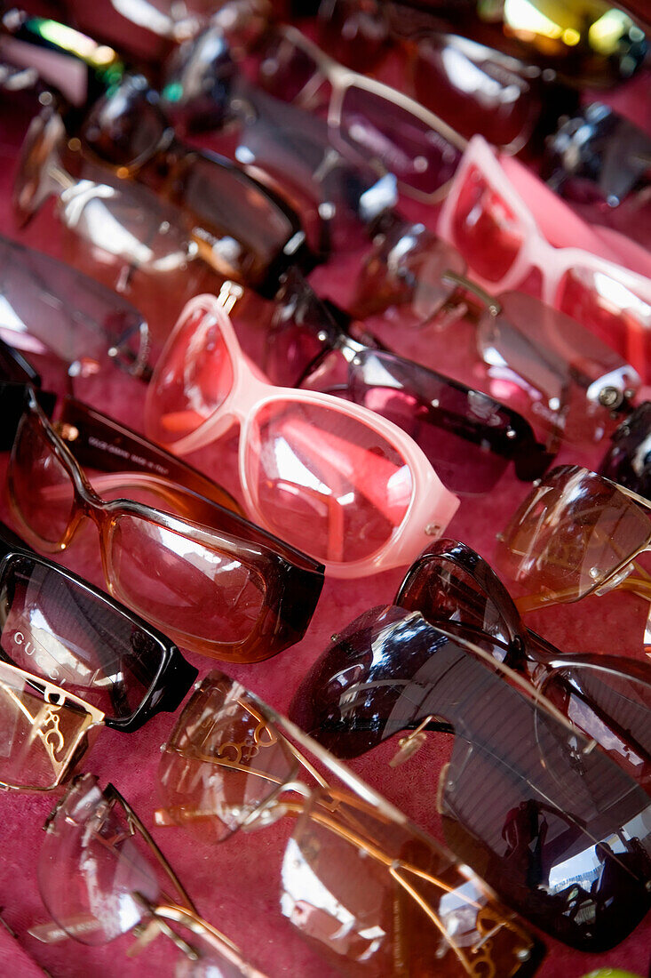 Sonnenbrille in einem Marktstand, Nahaufnahme