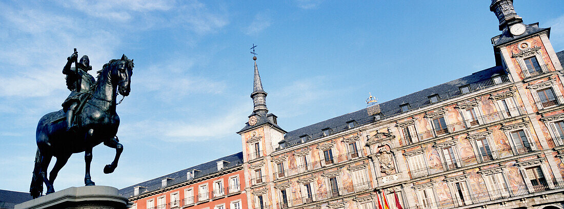 Statue und Gebäude auf der Plaza Major