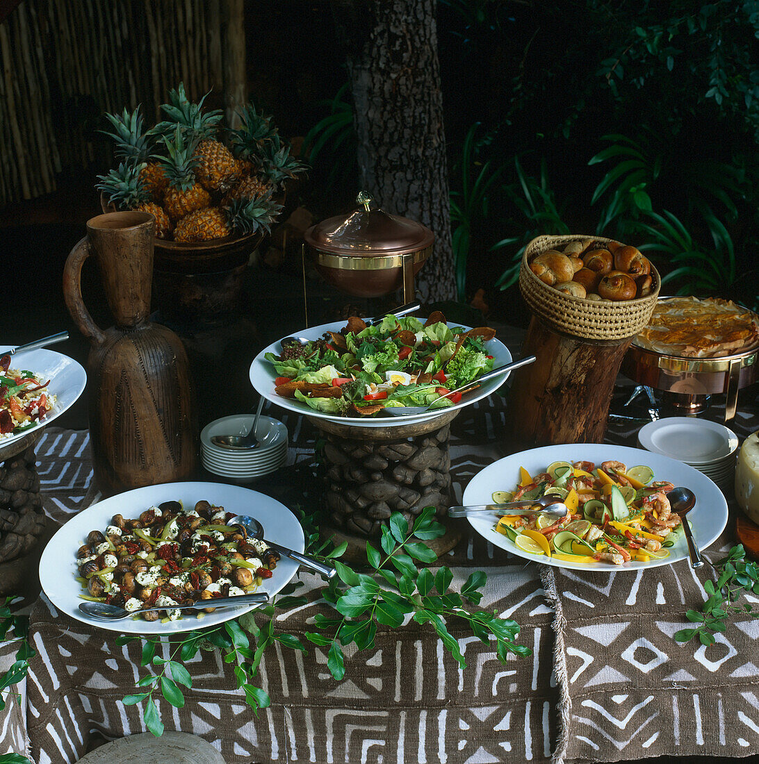 Essen auf dem Tisch einer Safari-Lodge