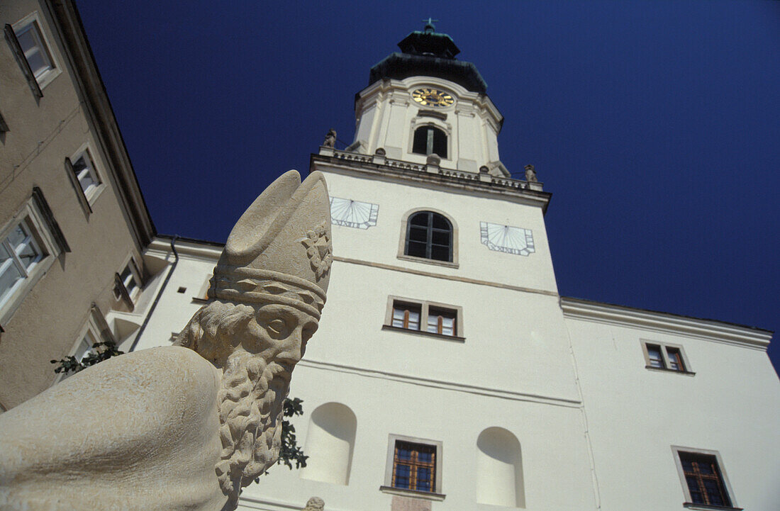 Eine Statue, die zum Turm der alten Kathedrale auf der Burg von Nitra, Slowakei, führt.