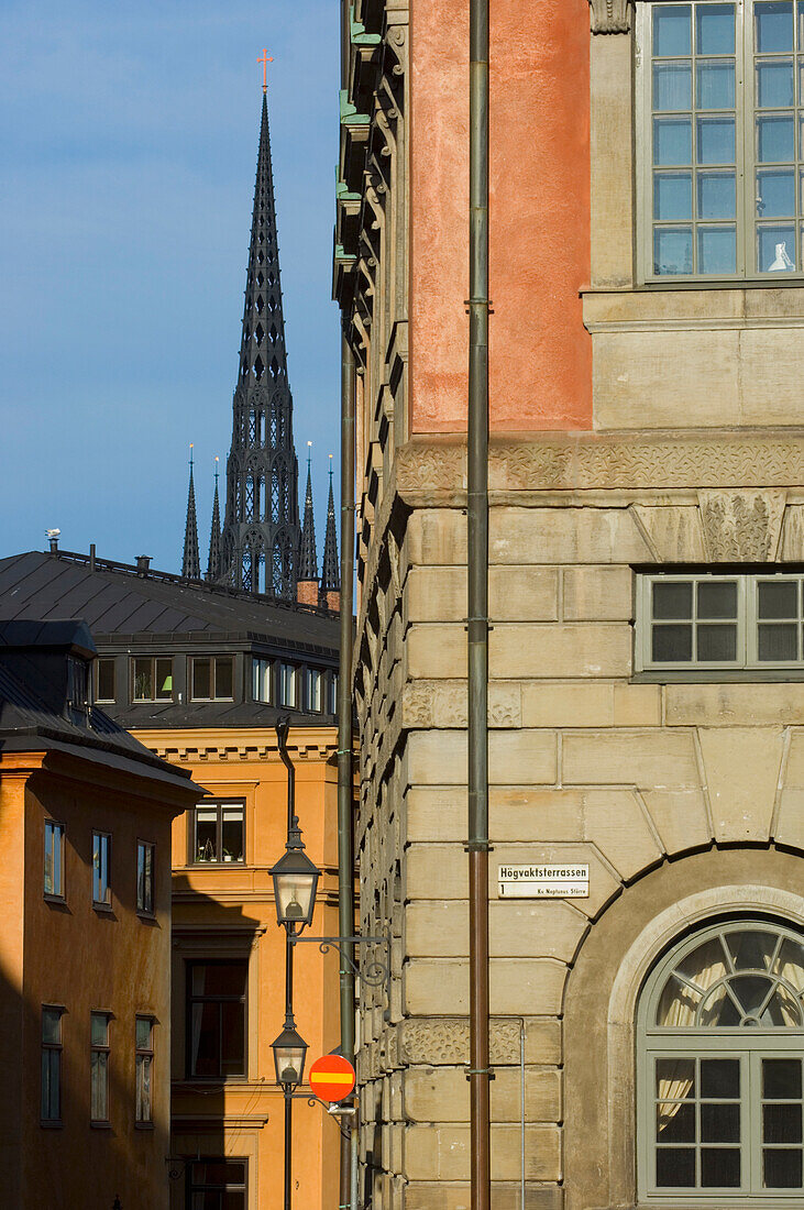 Altes Stadtzentrum mit Kirchturmspitze im Hintergrund.