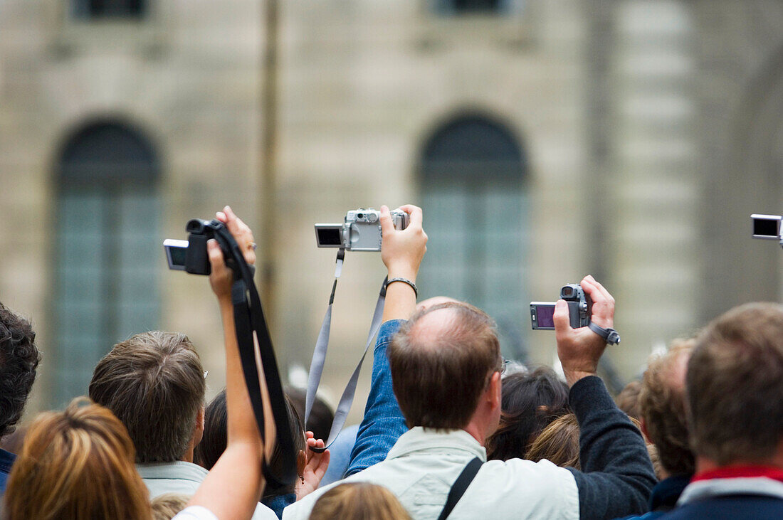 Touristenmenge mit Digitalkameras und Videokameras.