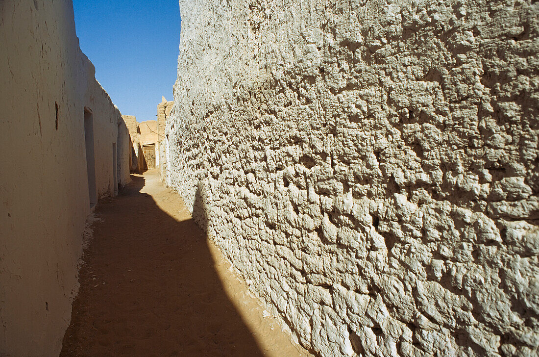 Straße mit Backsteinmauer in der alten, verlassenen Stadt Ghadames