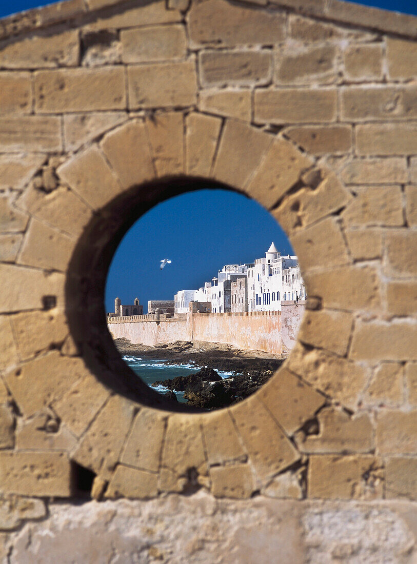 Blick durch das runde Fenster der Festungsmauer