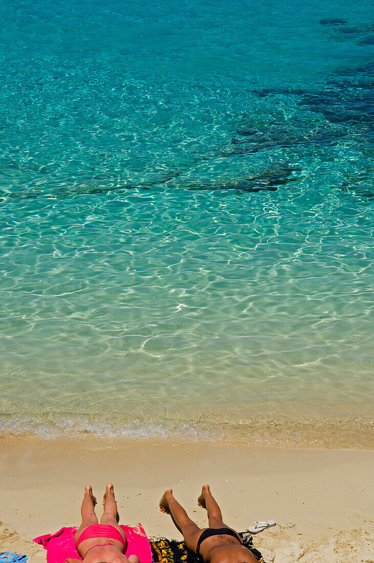 Sonnenbadendes Paar am Strand der Blauen Lagune