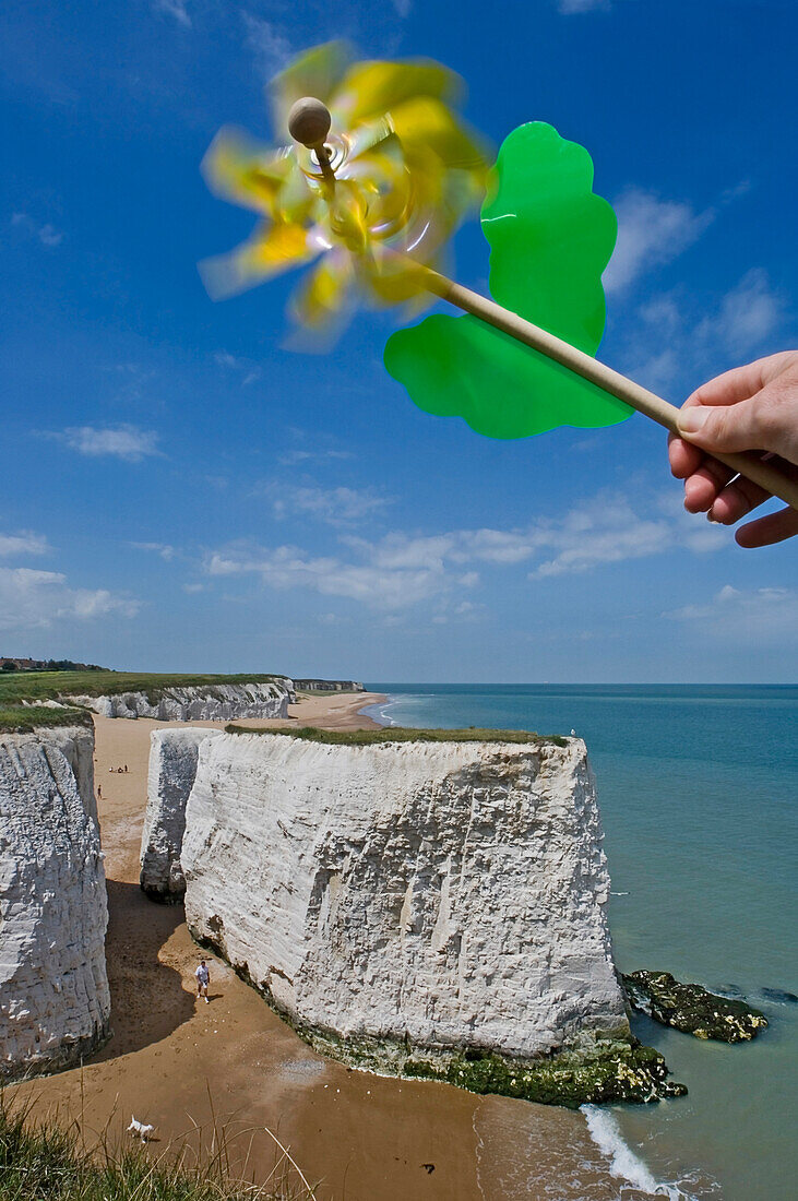 Person hält Windrad über Botany Bay