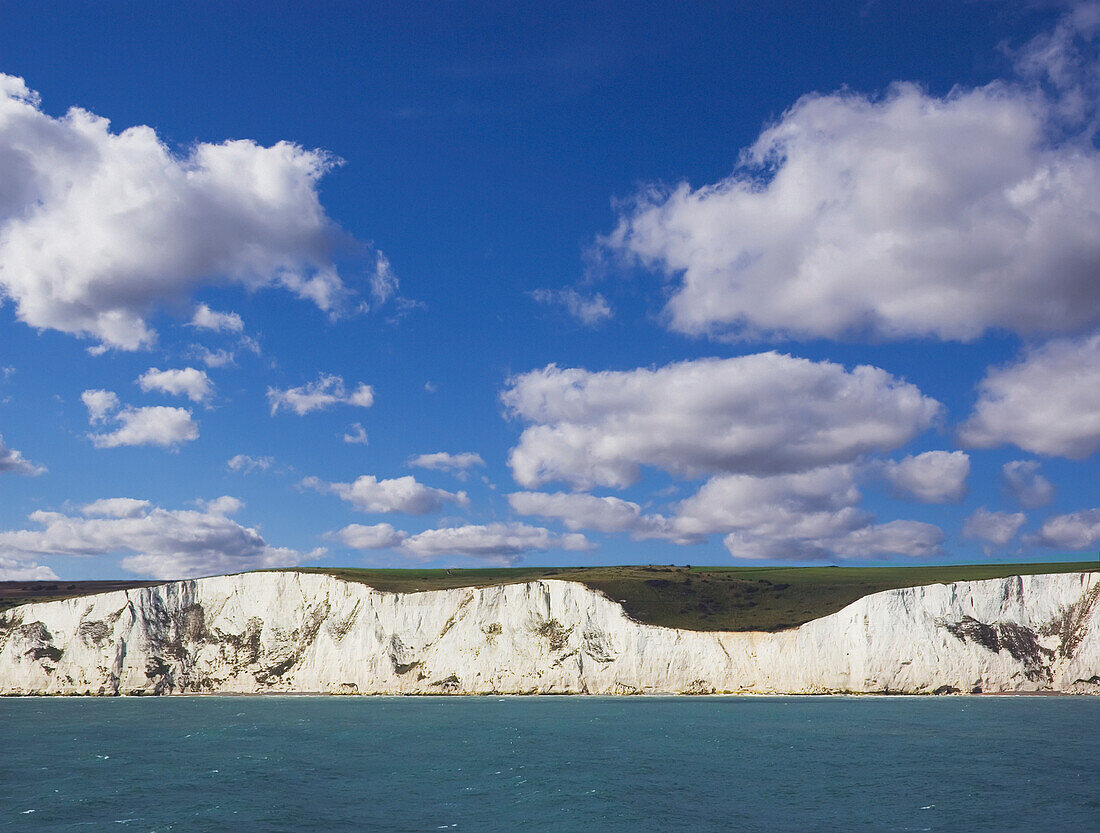 Weiße Klippen von Dover und Meer