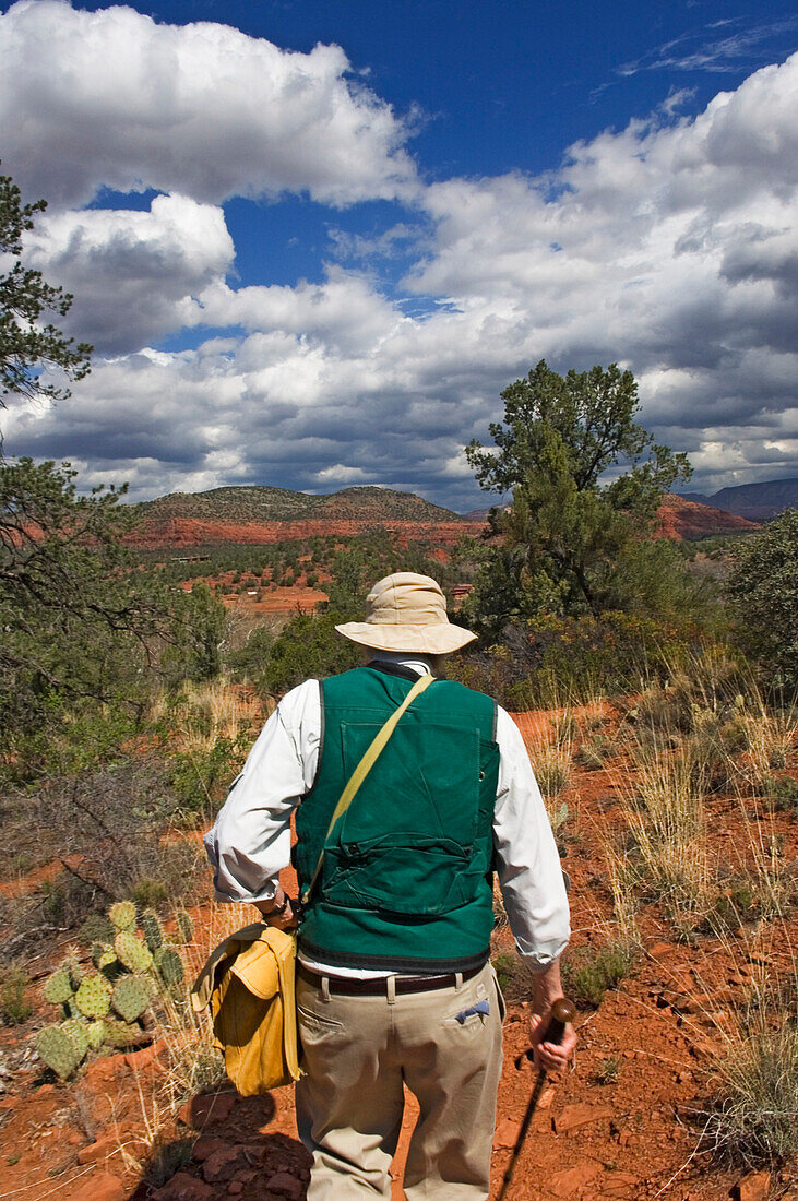 Ein Mann auf einem Naturspaziergang durch den Red Rock State Park.