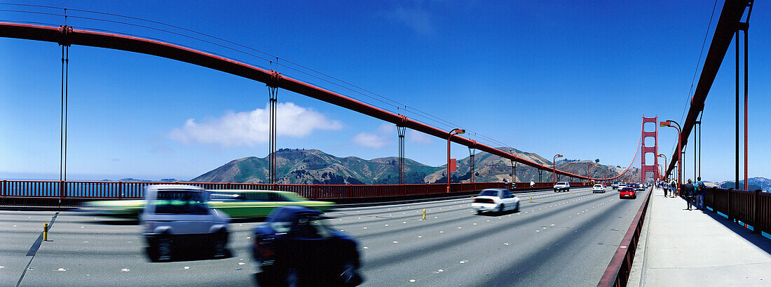 Autos fahren auf der Golden Gate Bridge, unscharfe Bewegung