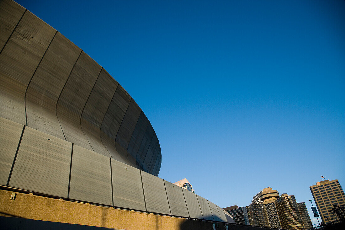 Die unverwechselbare geschwungene Form des Superdome-Sportstadions