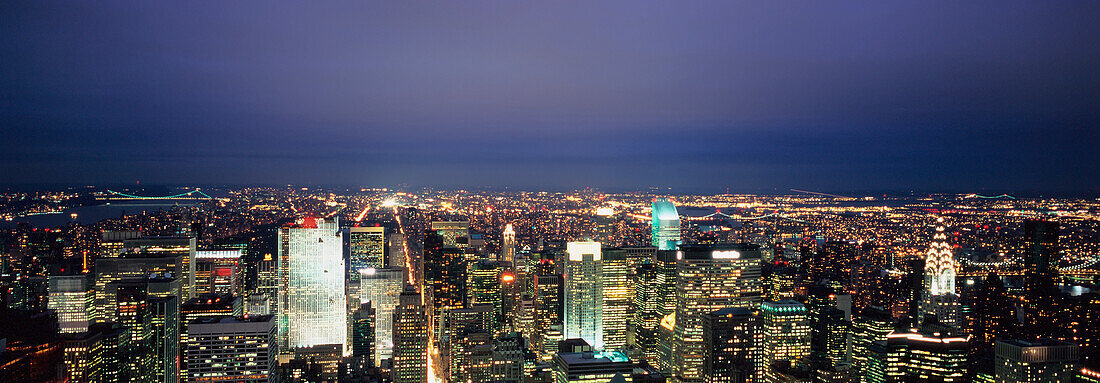 Luftaufnahme in der Abenddämmerung, Blick nach Norden auf Midtown Manhattan.