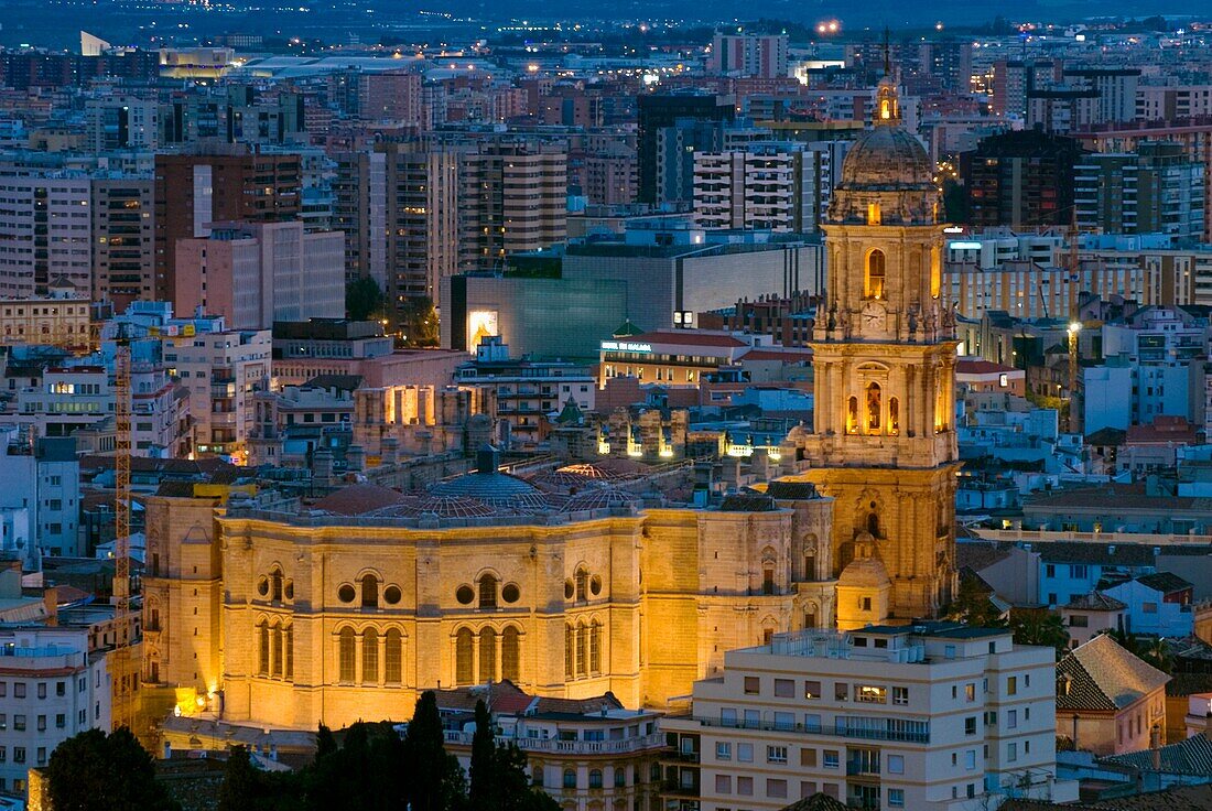 Der Turm der Kathedrale von Malaga über der Stadt