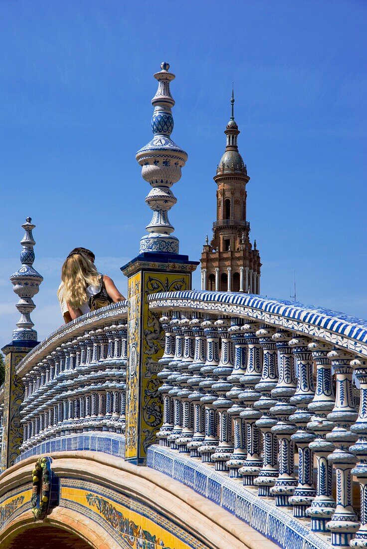 Paar auf Brücke am Plaza De Espanya