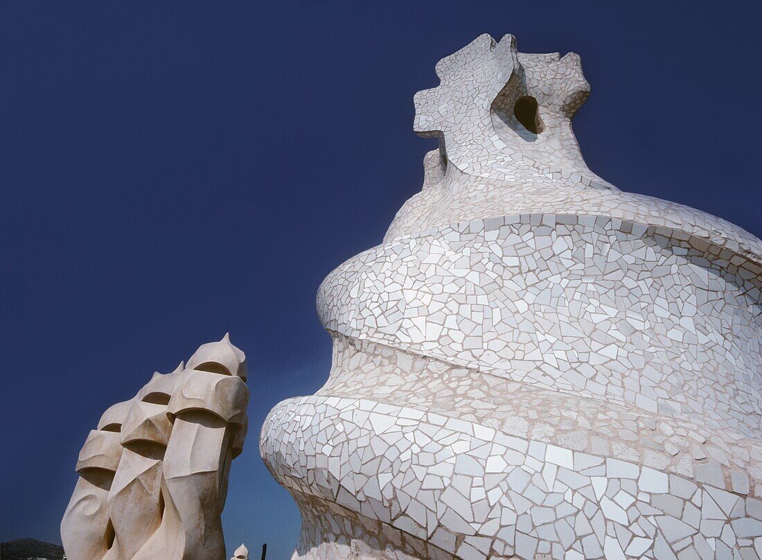 Details von Skulpturen und Schornsteinen des von Gaudi entworfenen La Pedrera-Daches
