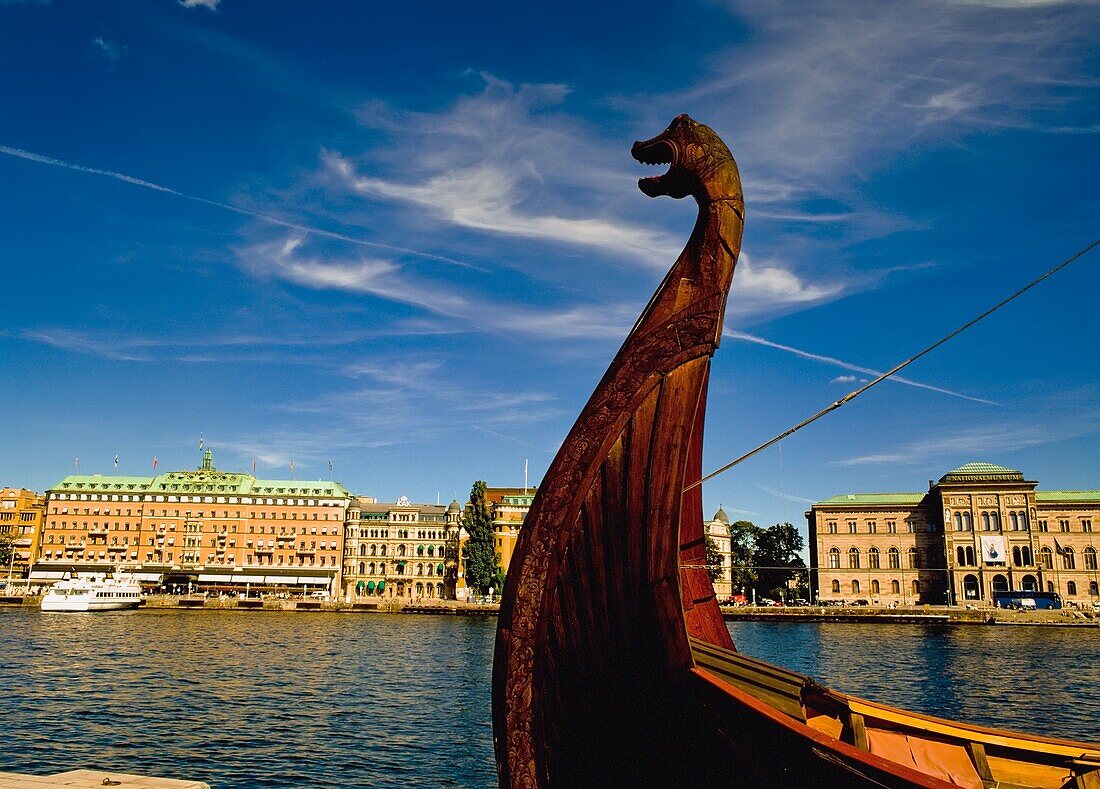 Wikingerboot und Skyline