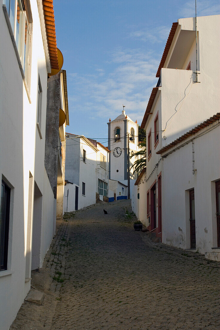 Blick die Dorfstraße hinauf in Richtung Kirche