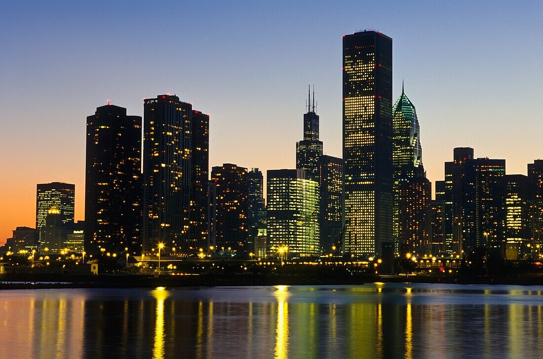 Skyline von Chicago bei Nacht