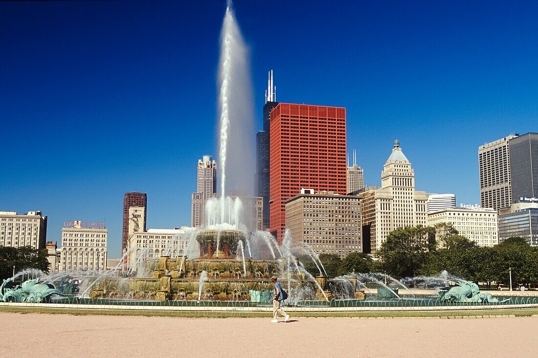 Buckingham Fountain In Front Of City Skyline