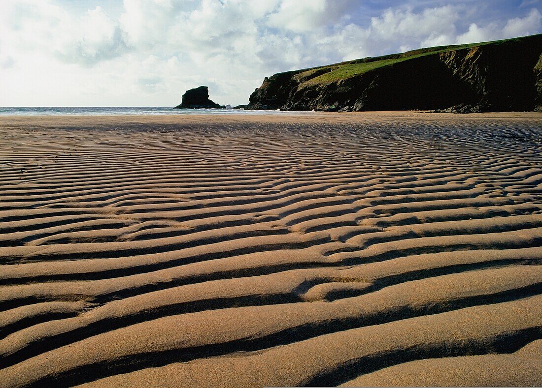 Natürliches Muster auf Sand bei Ebbe