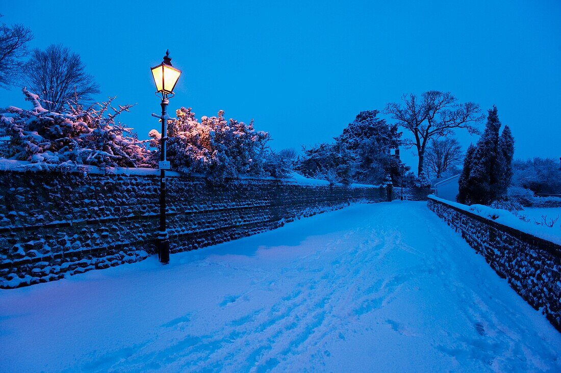 Mit frischem Schnee bedeckte Straße