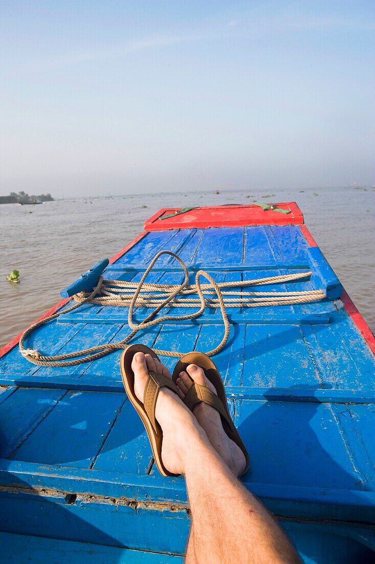 Personen zu Fuß auf einem Boot im Mekong-Delta, niedriger Schnitt