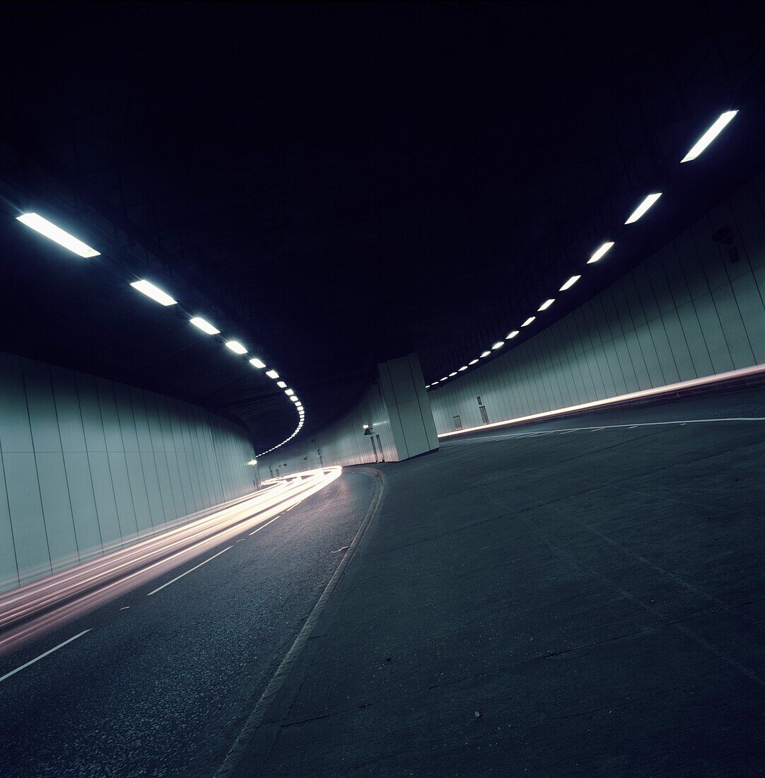 Auto-Rücklichter im Tunnel