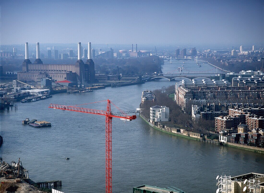 Hoher Blickwinkel auf die Themse und das Kraftwerk Battersea
