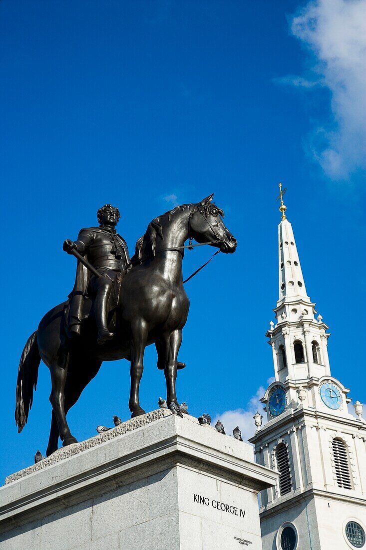 Statue von König Georg IV. zu Pferd und Kirchturm von St. Martin In The Fields