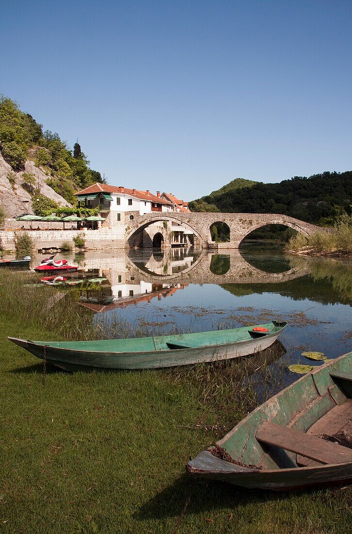 Boote mit alter Steinbrücke in der Ferne