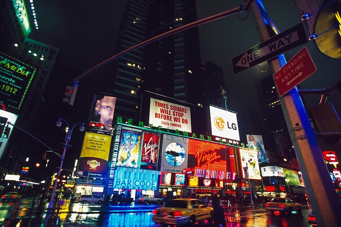 Neonlichter und Autos am Times Square