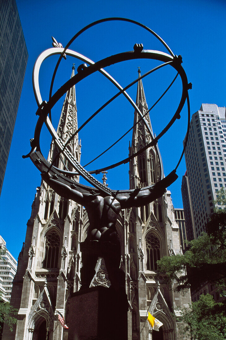 Niedrige Winkelansicht der Atlas-Statue und der St. Patrick's Cathedral