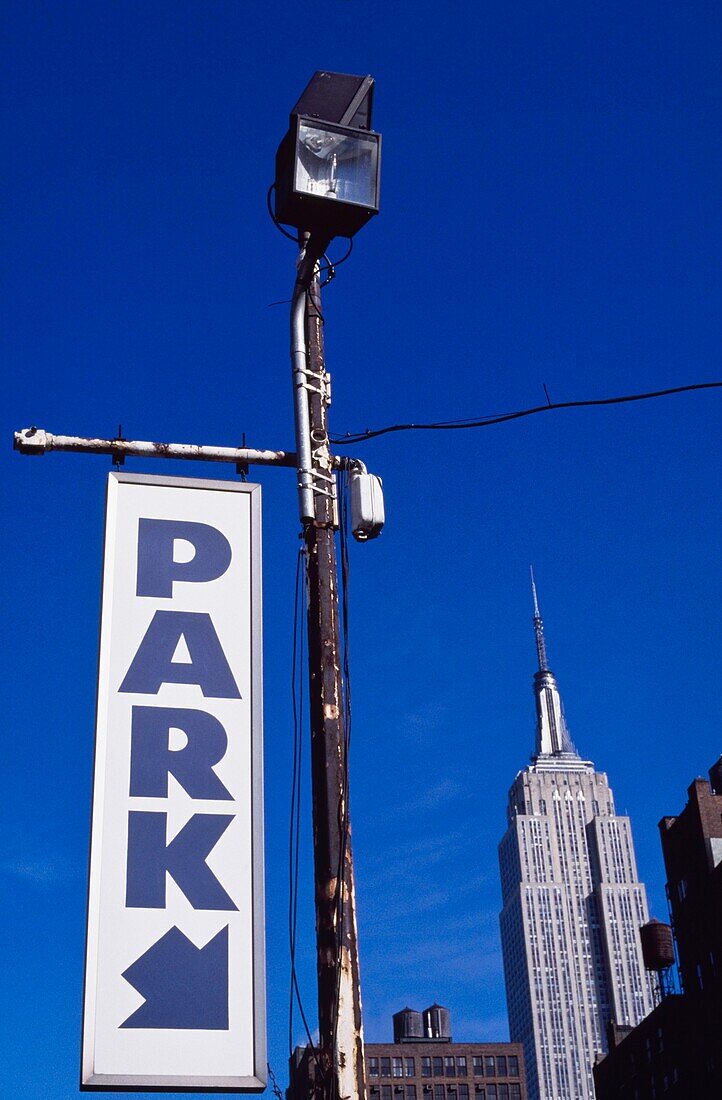 Empire State Building und Parkhausschild