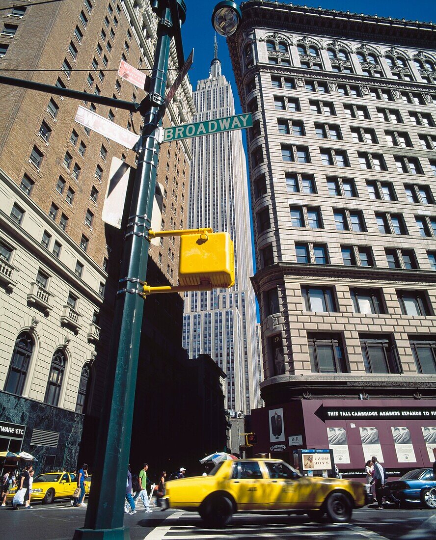 Gelbe Taxis auf dem Broadway mit dem Empire State Building im Hintergrund