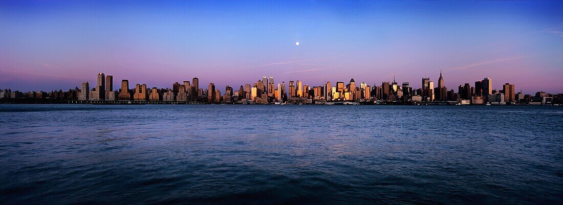Mond über der Skyline von Midtown Manhattan in der Abenddämmerung